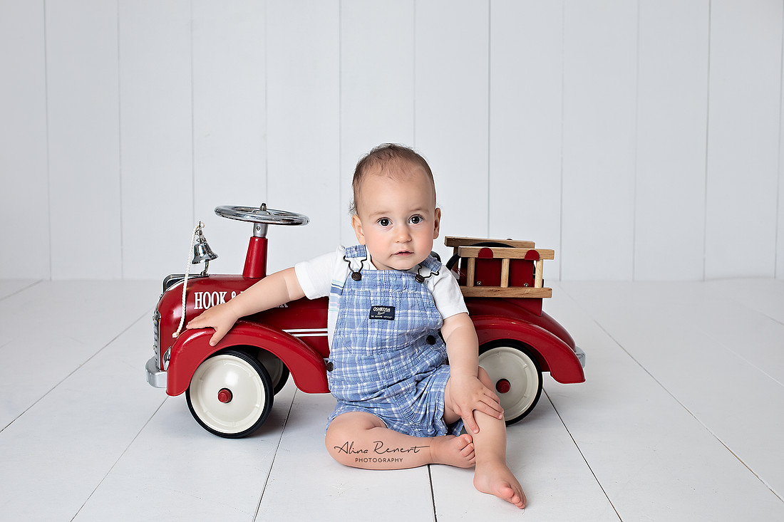 Timeless newborn, milestone, cake smash & first-year photography in Wheeling, IL. Serving Buffalo Grove, Northbrook, Arlington Heights & Chicago families. Weekday sessions.