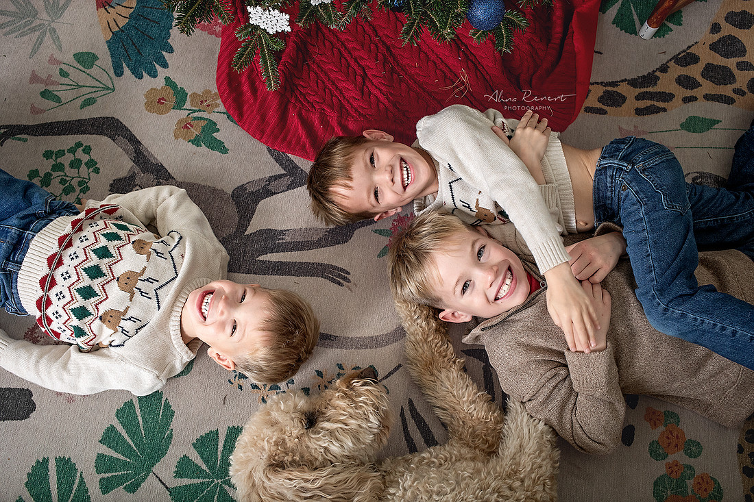 Cozy In-Home Holiday Tree Decorating Session | Lifestyle Family Photography with Alina Renert