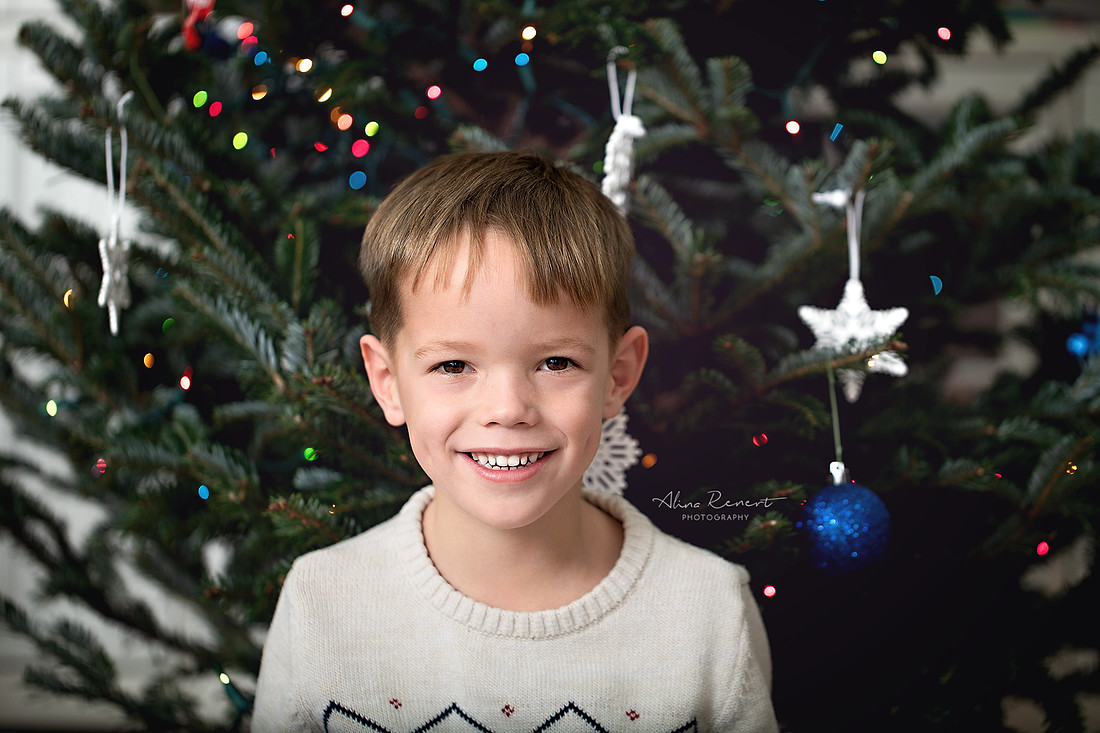 Cozy In-Home Holiday Tree Decorating Session | Lifestyle Family Photography with Alina Renert