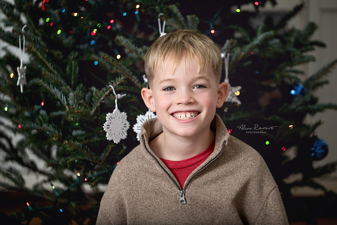 Cozy In-Home Holiday Tree Decorating Session | Lifestyle Family Photography with Alina Renert