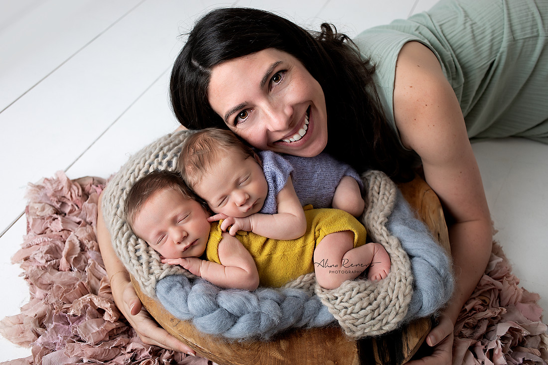 Twin-Newborn-Photographer-Alina-Renert-Mother-and-Daughters