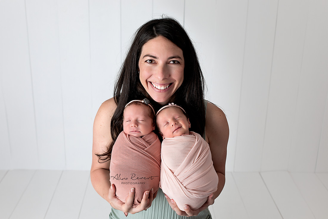 Twin-Newborn-Photographer-Alina-Renert-Mother-and-Daughters