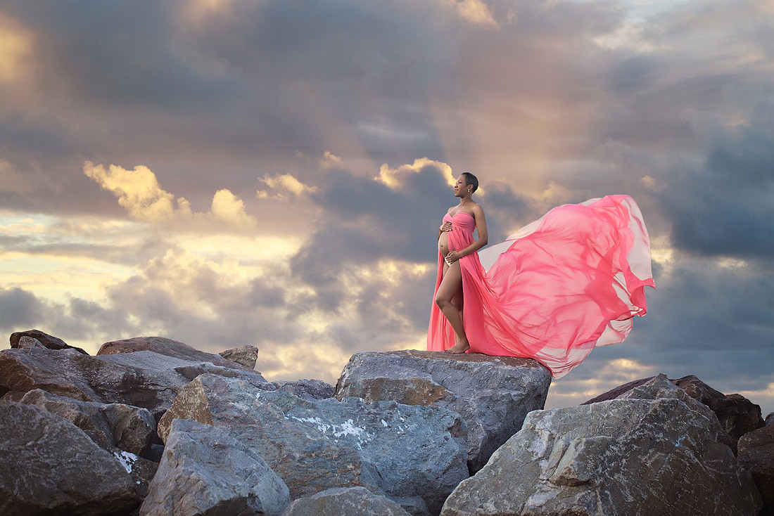 Chicago Beach Maternity Session - Alina Renert Photography.