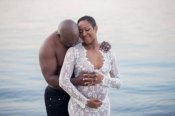 Chicago Beach Maternity Session - Alina Renert Photography