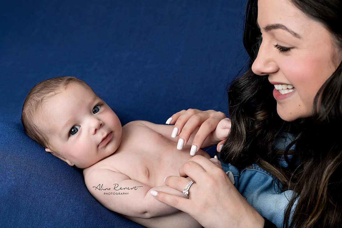 Timeless newborn, milestone, cake smash & first-year photography in Wheeling, IL. Serving Buffalo Grove, Northbrook, Arlington Heights & Chicago families. Weekday sessions.