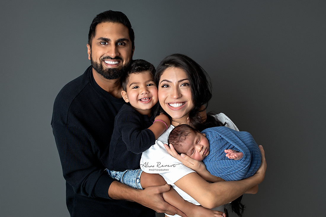 Maternity, newborn, baby milestone, cake smash & family photography in Wheeling, IL, and the Northwest Suburbs of Chicago. Studio, lifestyle & outdoor sessions. Weekday availability.