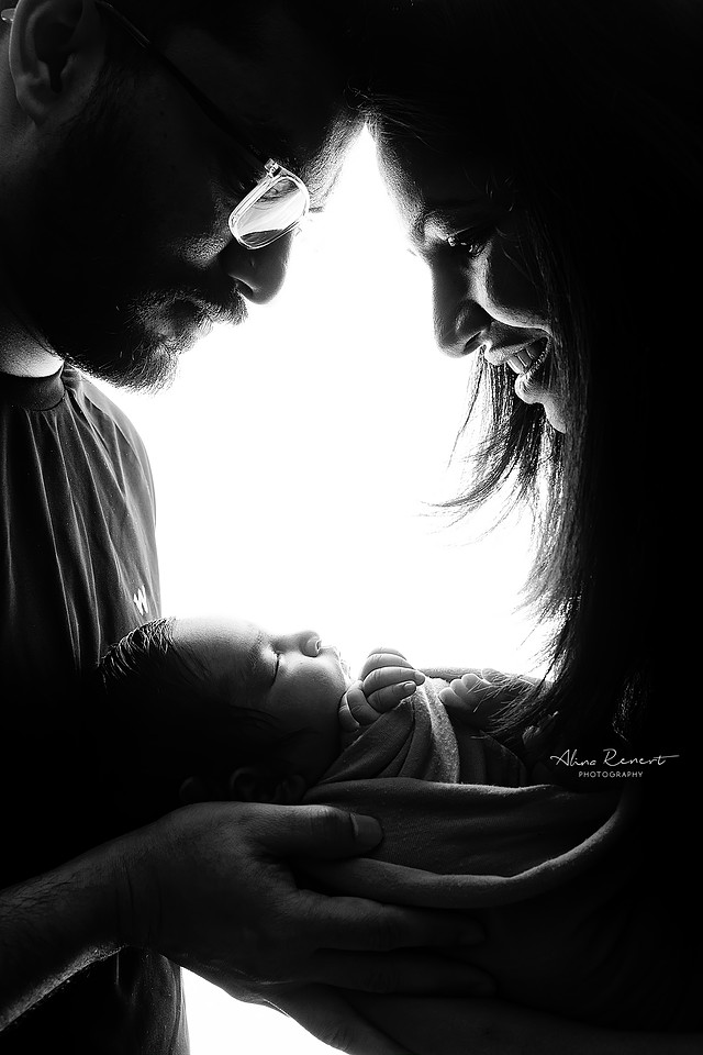 Timeless newborn, milestone, cake smash & first-year photography in Wheeling, IL. Serving Buffalo Grove, Northbrook, Arlington Heights & Chicago families. Weekday sessions.